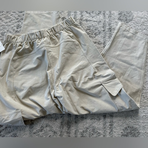 NWT lululemon light utilitech tech cargo pocket HR pants - Picture 2 of 3